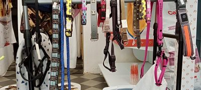 Stojan s oblečky, obojky a doplňky pro psy v bazárku 4 Tlapky